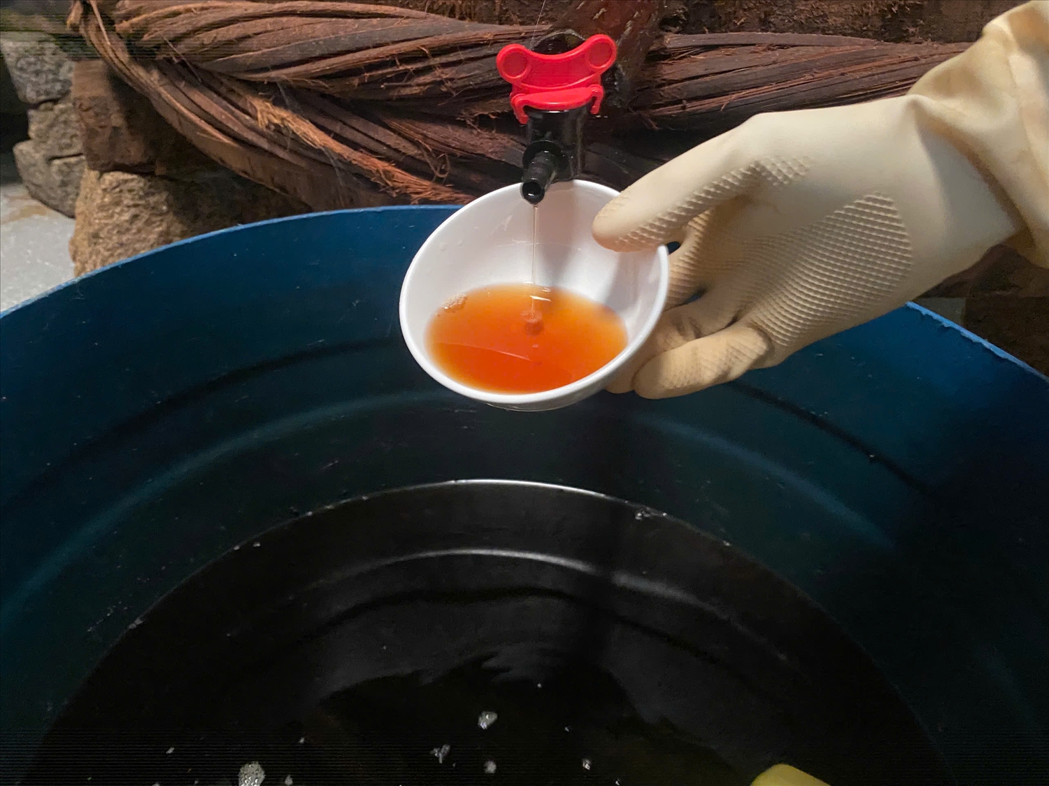 Nước mắm được chiết xuất sau đó được nấu đảo để đảm bảo vị ngon.